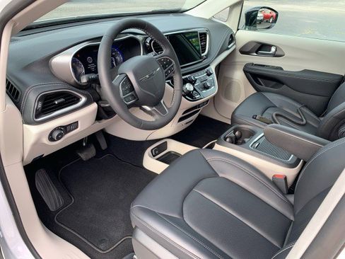 Used 2024 Chrysler Pacifica Touring-L image 20