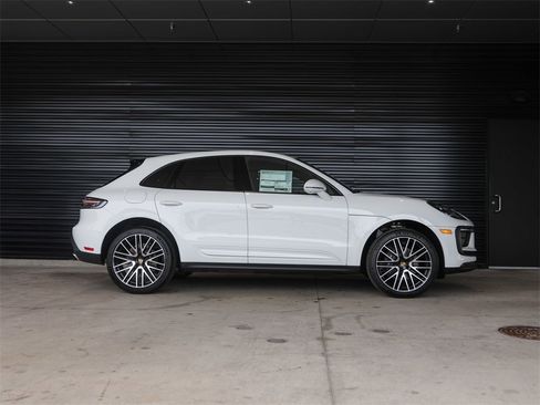 Used 2025 Porsche Macan image 9