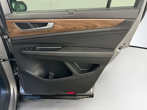 Used 2025 Volkswagen Atlas SE image 33