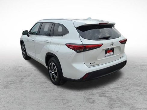 Used 2023 Toyota Highlander XLE image 6