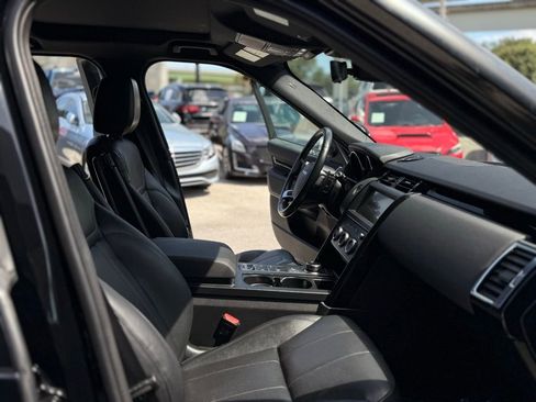 Used 2019 Land Rover Discovery SE image 11