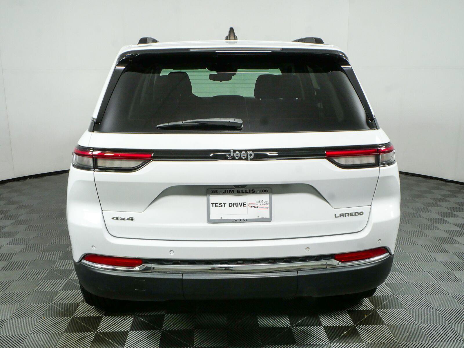 Used 2023 Jeep Grand Cherokee Laredo X AWD/4WD image 29