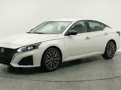 Used 2025 Nissan Altima 2.5 SV FWD image 3