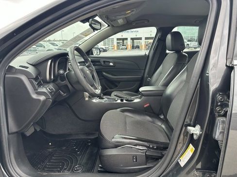 Used 2016 Chevrolet Malibu LT image 2