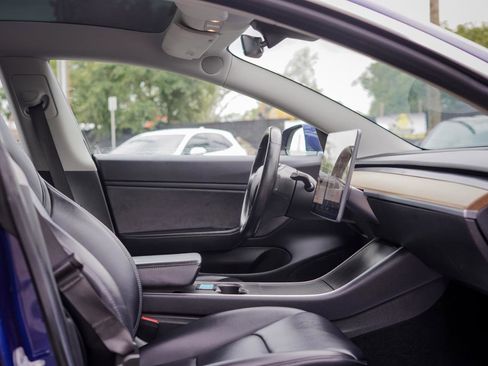 Used 2018 Tesla Model 3 Long Range RWD image 8