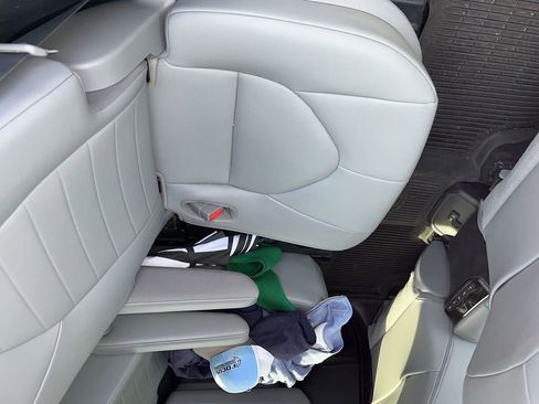 Used 2020 Toyota Highlander XLE image 18