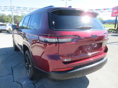 Used 2023 Jeep Grand Cherokee L Laredo image 3