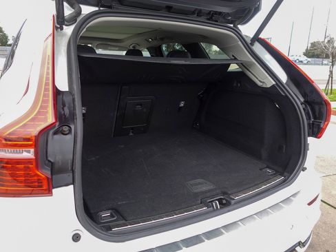 Used 2023 Volvo XC60 B5 Plus image 24