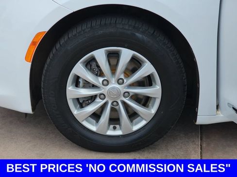 Used 2018 Chrysler Pacifica Touring-L FWD image 36