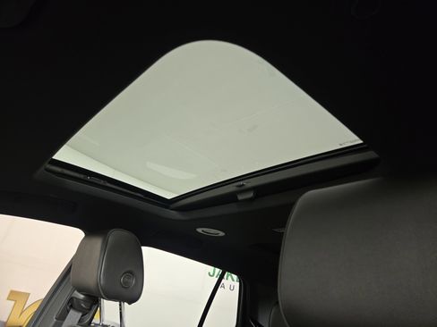 Used 2023 Chevrolet Traverse RS image 23