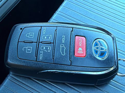Used 2025 Toyota Sienna XLE FWD image 20