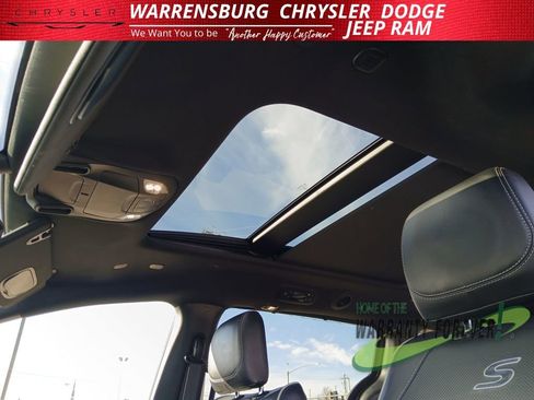 Used 2025 Chrysler Pacifica Limited image 28