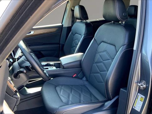 Certified 2025 Volkswagen Atlas SE FWD image 24