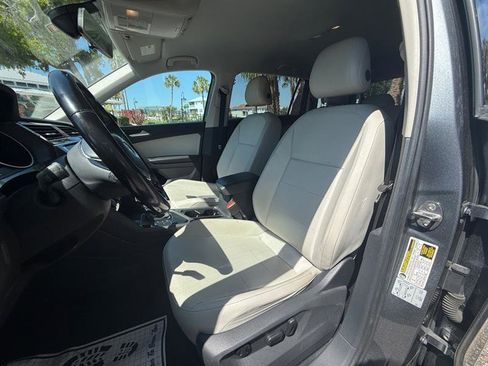 Used 2018 Volkswagen Tiguan SE w/ Front Fog Lights Package image 8