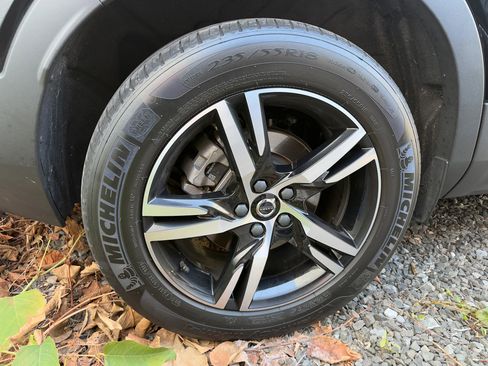 Certified 2023 Volvo XC40 B5 Plus w/ Climate Package image 8