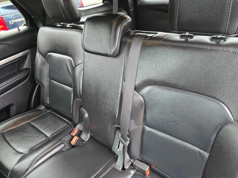 Used 2018 Ford Explorer XLT w/ Equipment Group 202A image 29