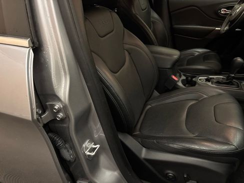 Used 2019 Jeep Cherokee Limited FWD image 25