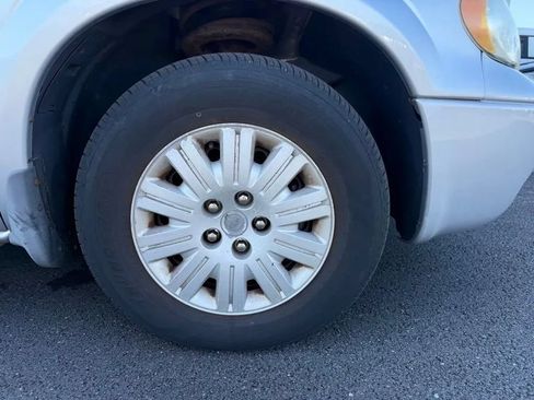 Used 2005 Chrysler Town & Country LX w/ Popular Equipment Group II FWD image 10