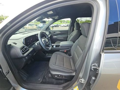 Used 2025 Chevrolet Traverse LT FWD image 12