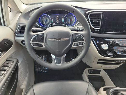 Used 2024 Chrysler Pacifica Touring-L image 8