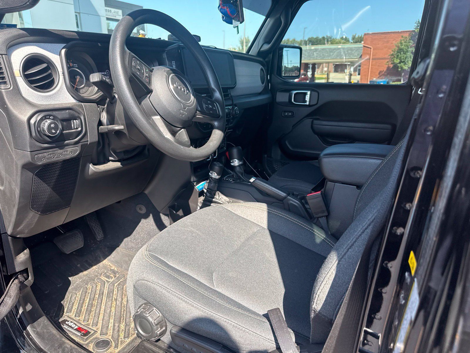 Used 2025 Jeep Gladiator Sport AWD/4WD image 8