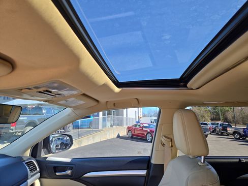 Used 2019 Toyota Highlander XLE image 25