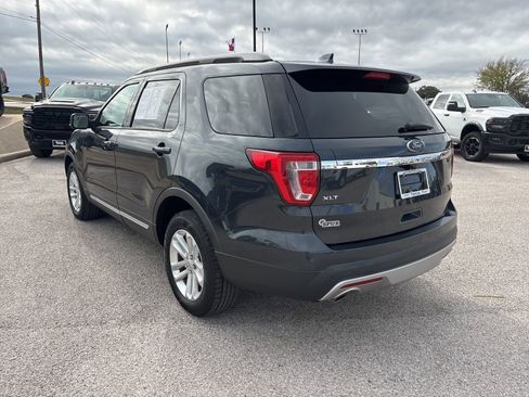 Used 2017 Ford Explorer XLT image 3