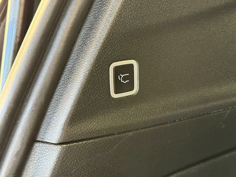Used 2025 Chrysler Pacifica Select FWD image 5
