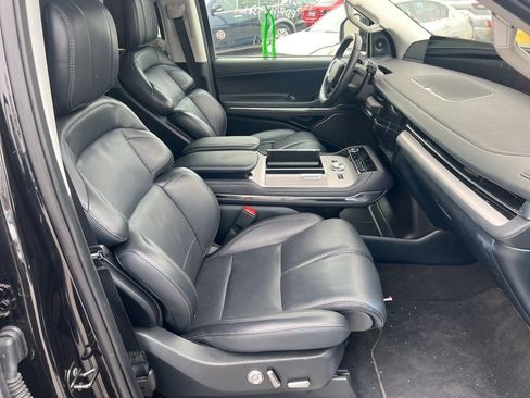 Used 2025 Lincoln Navigator Reserve image 13