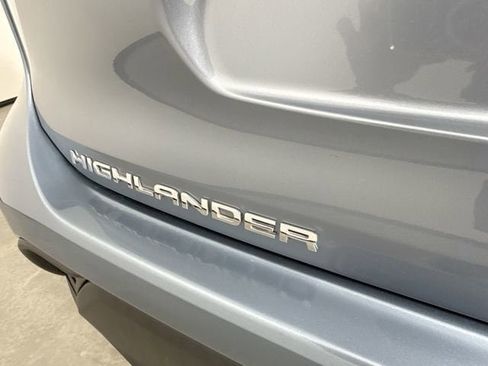 Used 2023 Toyota Highlander LE FWD image 32