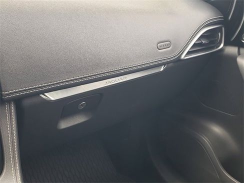 Used 2018 Jaguar F-PACE R-Sport image 25