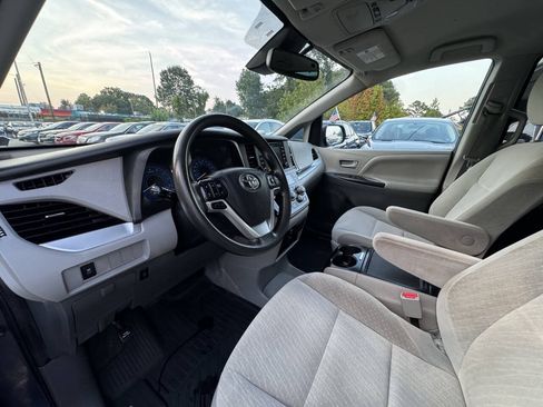 Used 2020 Toyota Sienna LE w/ LE Preferred Package FWD image 9