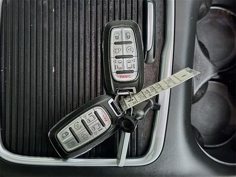 Used 2018 Chrysler Pacifica Limited w/ Tire & Wheel Group image 34