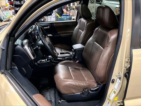 Used 2016 Toyota Tacoma Limited w/ Towing Package image 9