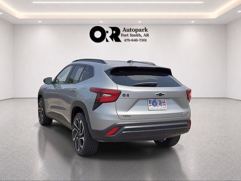 Used 2025 Chevrolet Trax RS w/ Driver Confidence Package FWD image 4