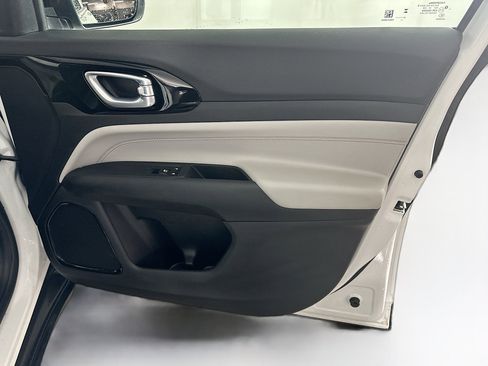 Used 2025 Jeep Compass Limited image 31