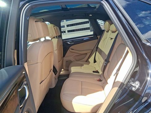 Used 2025 Porsche Macan image 12