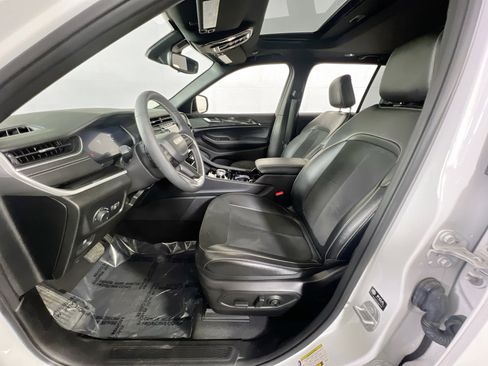 Used 2023 Jeep Grand Cherokee Altitude image 20