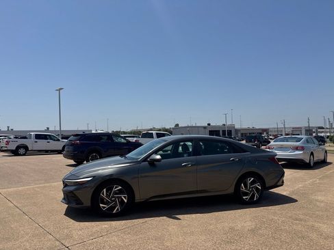 Used 2025 Hyundai Elantra SEL FWD image 12