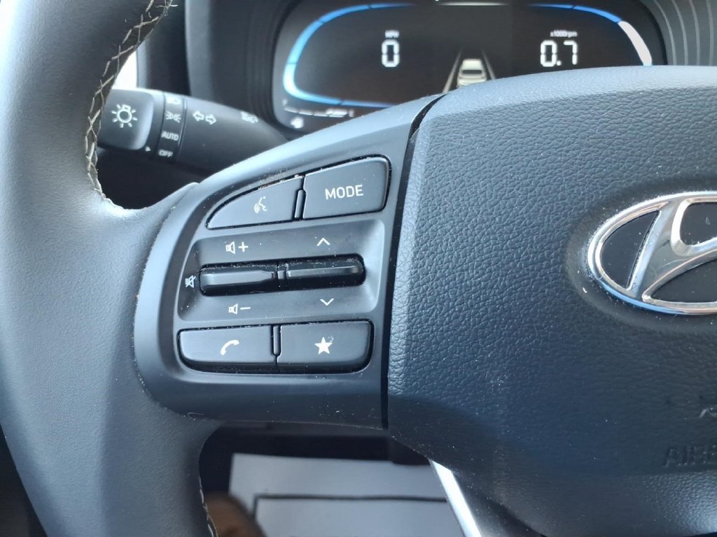 Used 2025 Hyundai Venue SEL FWD image 24