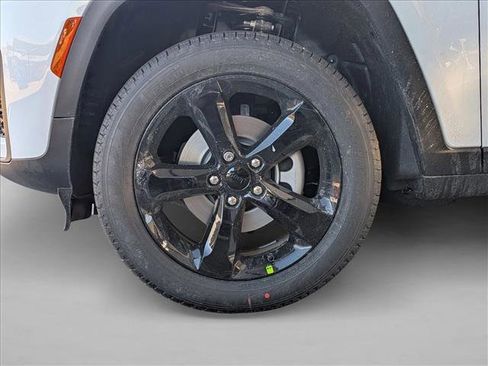 New 2026 Jeep Grand Cherokee Limited w/ Limited Altitude Package image 9