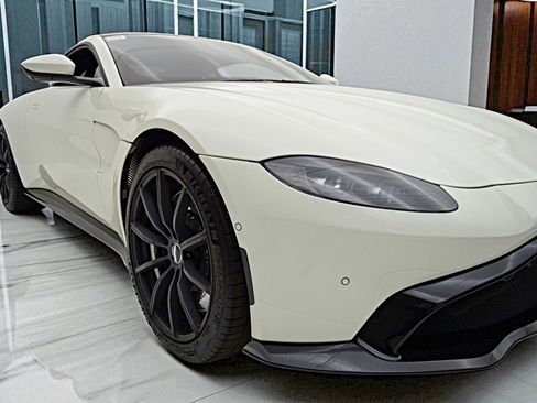 Used 2019 Aston Martin V8 Vantage Coupe image 9