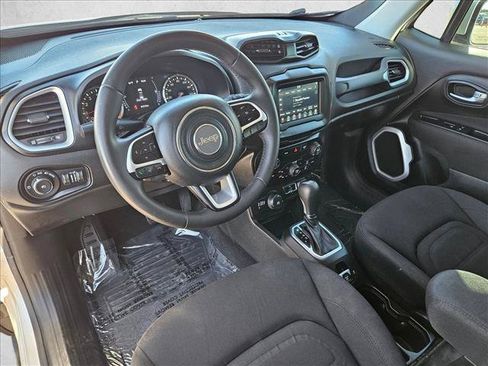 Used 2018 Jeep Renegade Latitude AWD/4WD image 9