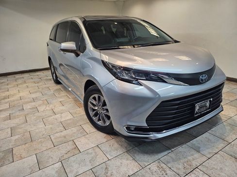 Used 2021 Toyota Sienna XLE image 1