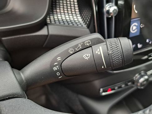 Used 2022 Volvo XC40 T5 R-Design w/ Advanced Package image 9