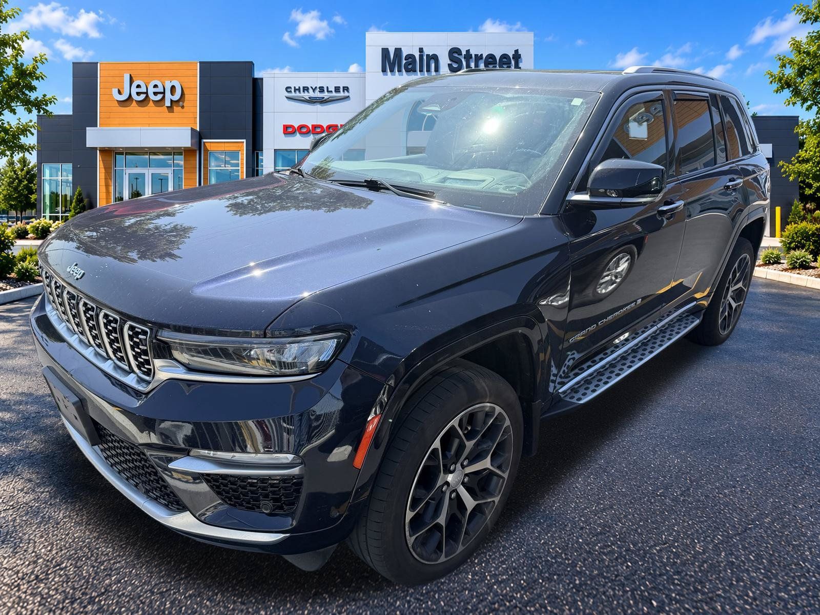 Used 2023 Jeep Grand Cherokee Summit AWD/4WD image 1