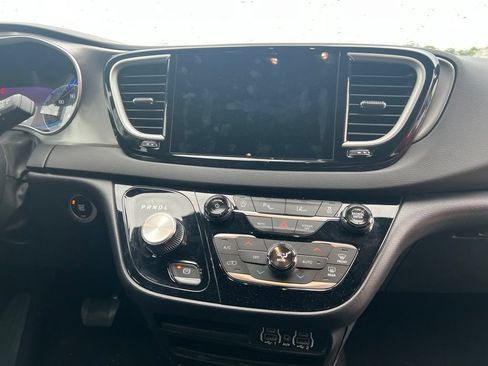 Used 2025 Chrysler Pacifica Select FWD image 16