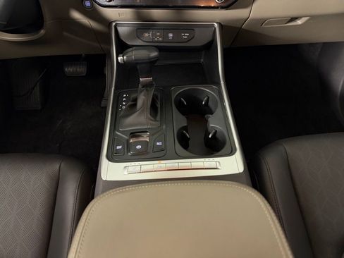 Used 2025 Kia Carnival FWD image 21