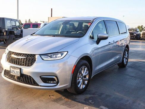 Used 2023 Chrysler Pacifica Touring-L AWD/4WD image 4