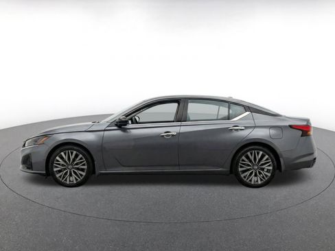 Used 2025 Nissan Altima 2.5 SV FWD image 4
